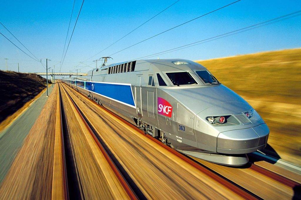 Un train à grande vitesse file sur les rails, offrant un transport rapide et efficace